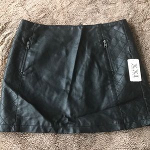 NWT black faux leather mini skirt back zipper szM